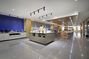 A modern hotel lobby with a central island, seating area, and a blue accent wall. - Holiday Inn Express Linyi West by IHG (Linyi)