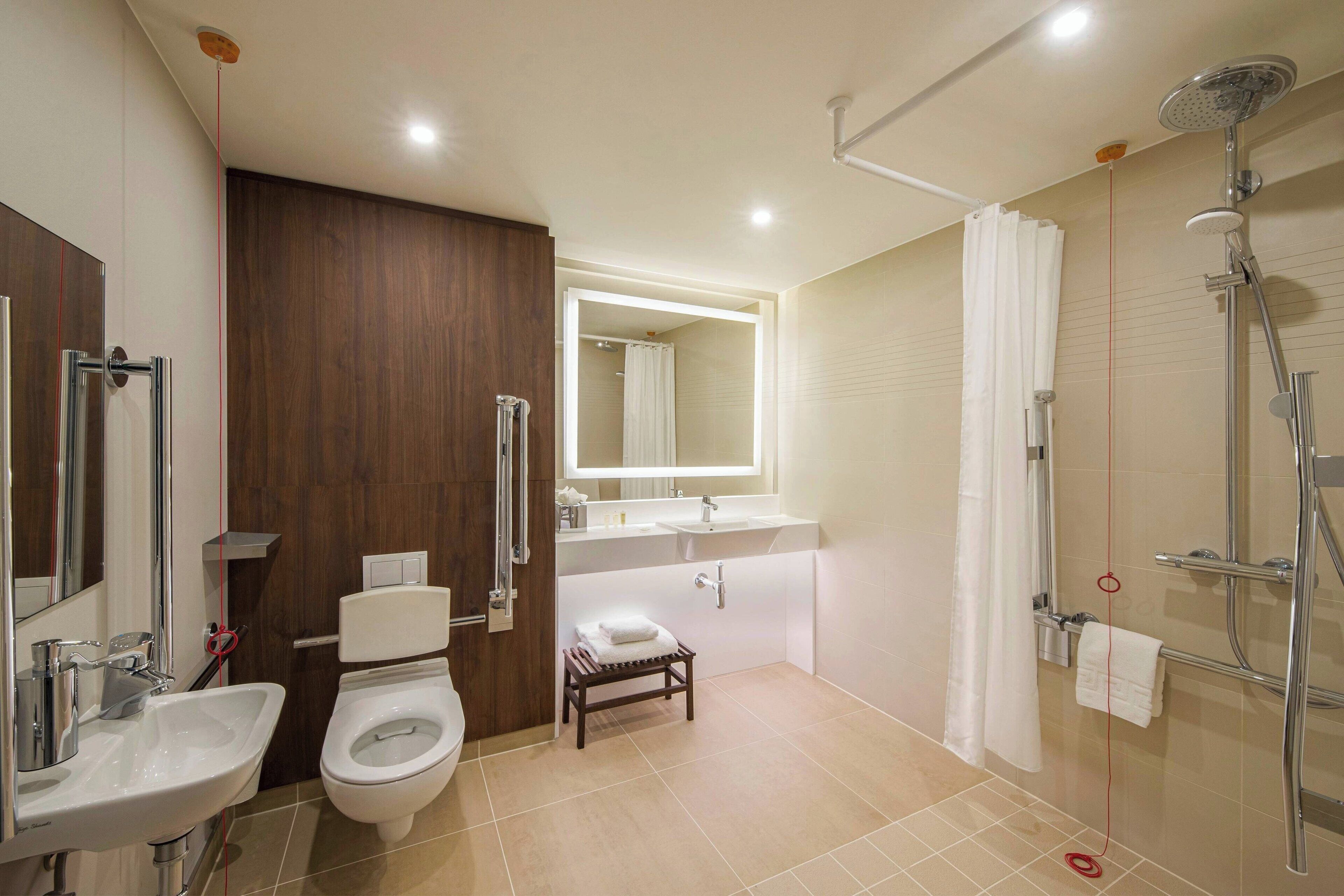 standard room, 1 king bed, non smoking | bathroom | shower, hair dryer, towels