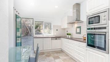 Een koelkast, een magnetron, een oven, een vaatwasser