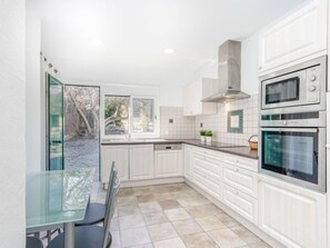 Frigorífico, microondas, horno y lavavajillas