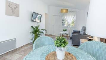 Een televisie en een open haard