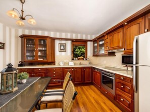 Réfrigérateur, micro-ondes, four