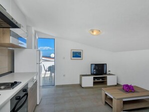 Réfrigérateur, four, batterie de cuisine, vaisselle et ustensiles