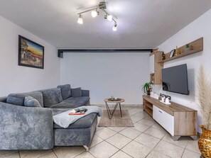 TV - Apartment Paola by Interhome (Kršan)