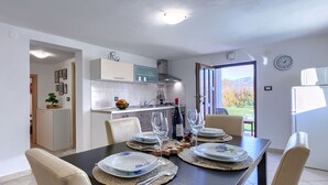 Una cocina moderna con comedor.