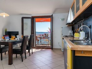 Kühlschrank, Ofen, Geschirrspüler, Hochstuhl