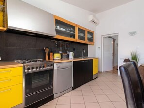 Réfrigérateur, lave-vaisselle, chaise haute