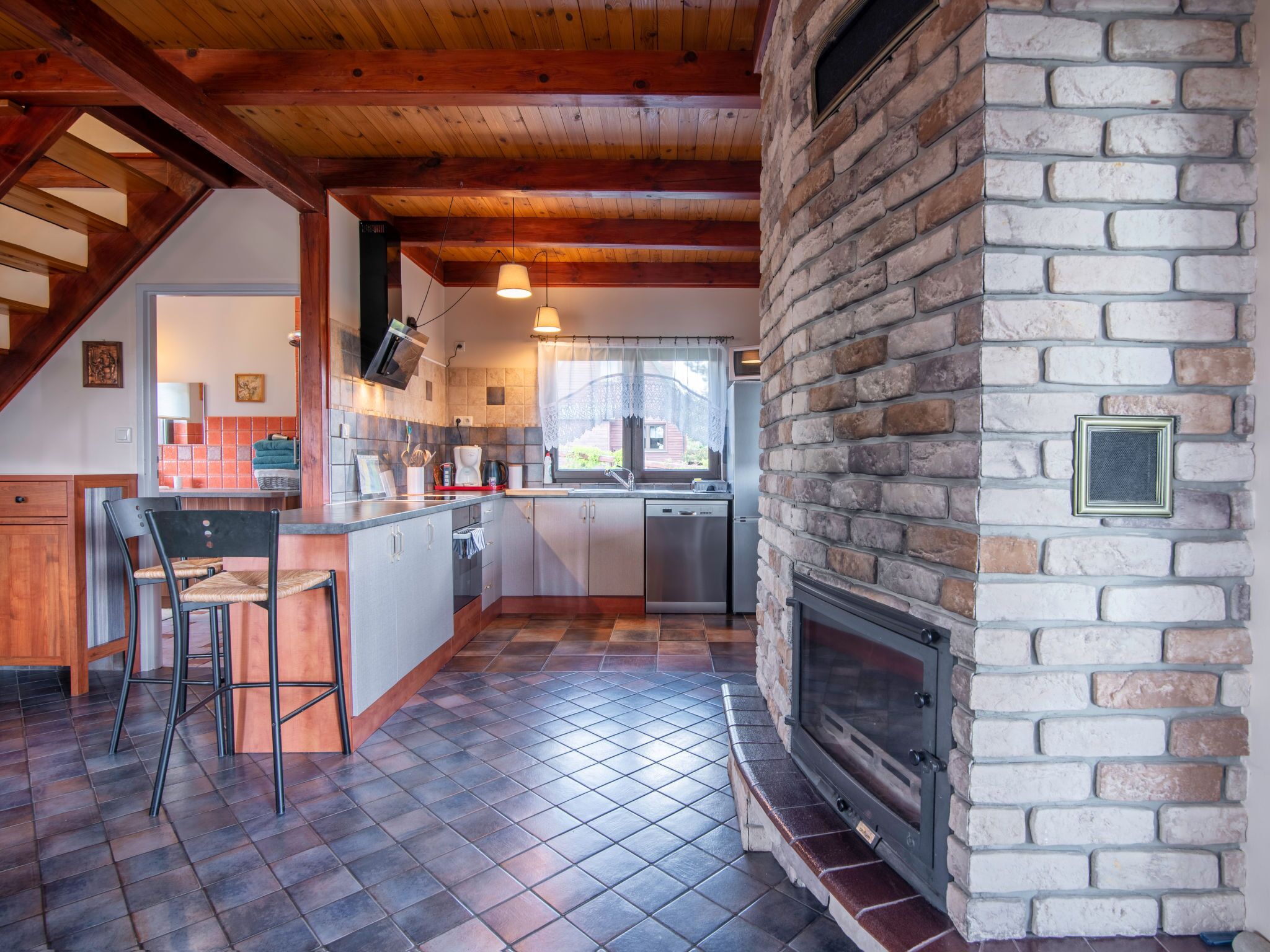 Refrigerador, microondas, lavavajillas y utensilios de cocina 