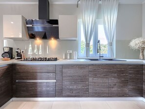 Fridge, microwave, oven, dishwasher - Apartment Ana by Interhome (Pula/Krnica)