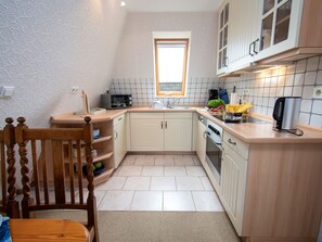 Kühlschrank, Mikrowelle, Ofen, Geschirrspüler