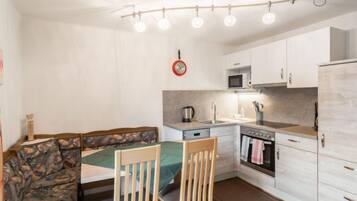 Kühlschrank, Mikrowelle, Ofen, Geschirrspüler