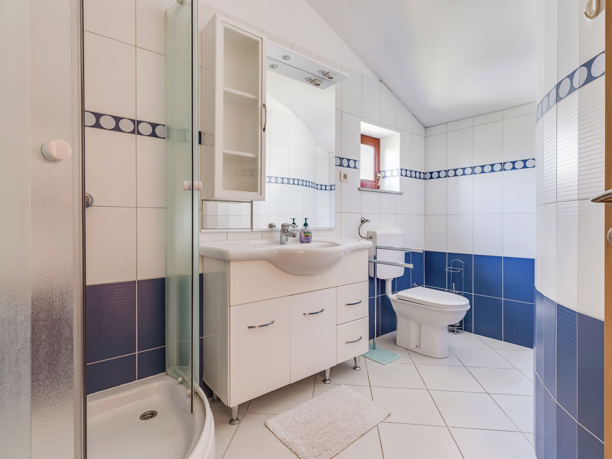Ein Badezimmer mit Badewanne, Waschbecken, Toilette und Spiegel.