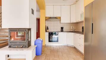 Jääkaappi, mikroaaltouuni, uuni, astianpesukone