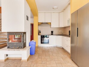 Jääkaappi, mikroaaltouuni, uuni, astianpesukone