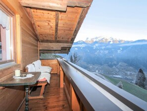 A wooden cabin with a balcony overlooking a mountainous landscape. - Apartment Gruber by Interhome (Hippach)