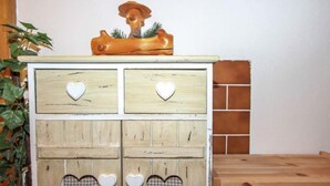 Un mueble de madera con recortes en forma de corazón en las puertas y los cajones.