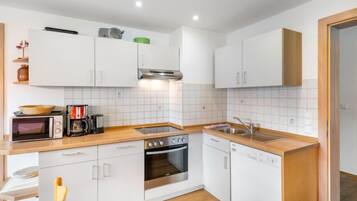 Kühlschrank, Mikrowelle, Ofen, Geschirrspüler