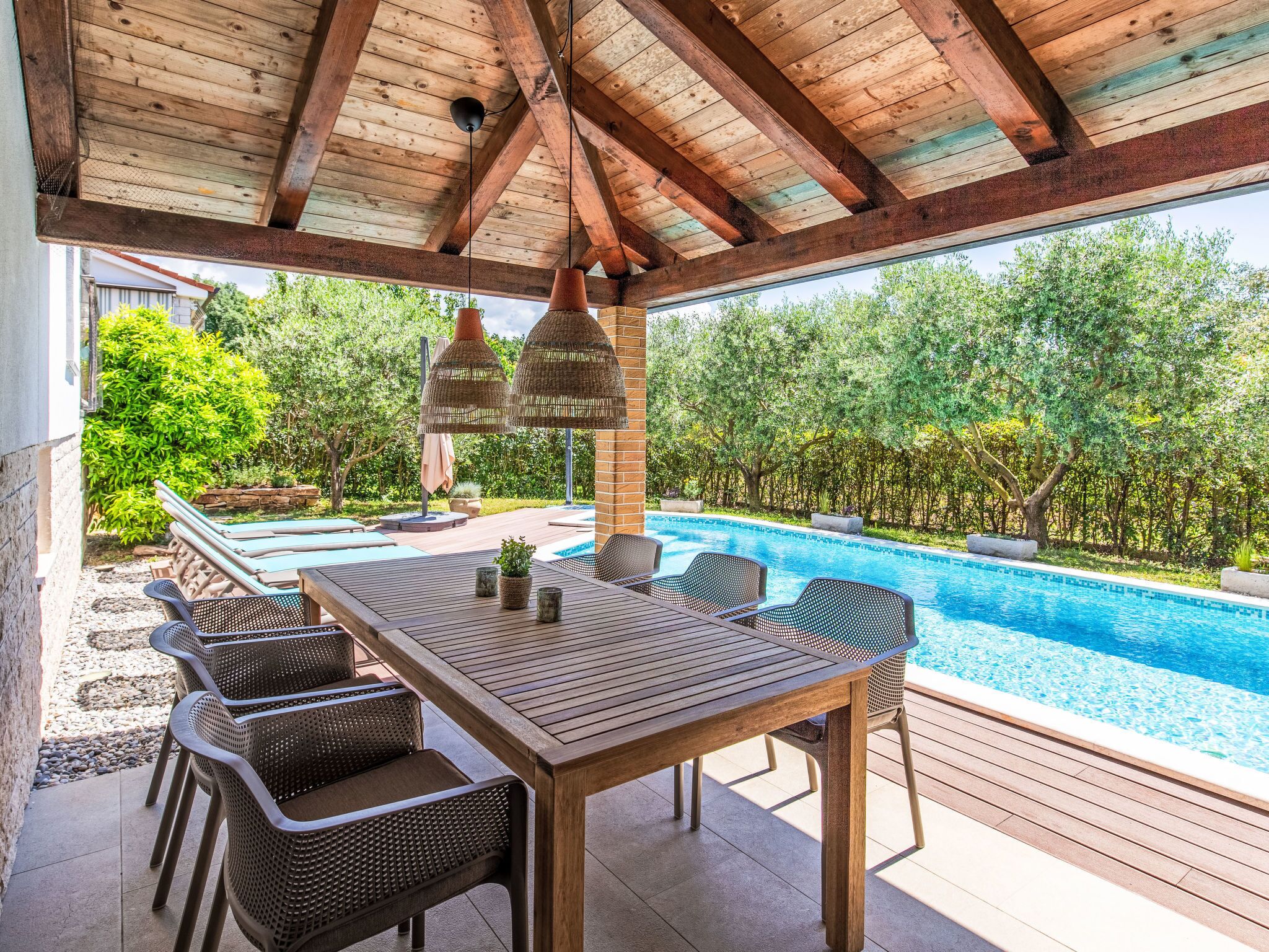 屋外ダイニングエリア