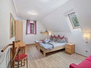2 bedrooms, desk, WiFi