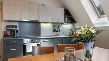 Fridge, microwave, dishwasher, cookware/dishes/utensils