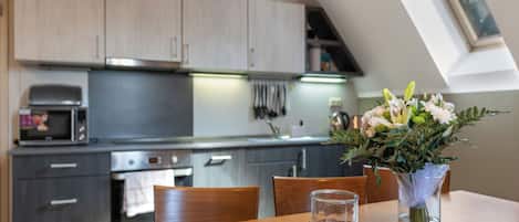 Fridge, microwave, dishwasher, cookware/dishes/utensils
