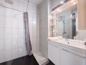Bathroom - Les Marinas de la Plage I by Interhome (Port Camargue)