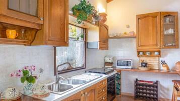 KĂŒhlschrank, Ofen, Kochgeschirr/Geschirr/Besteck