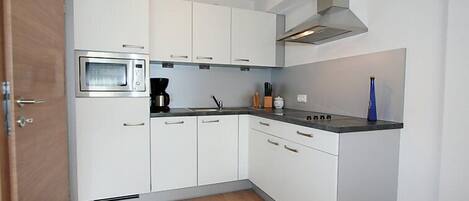 Fridge, microwave, dishwasher, cookware/dishes/utensils