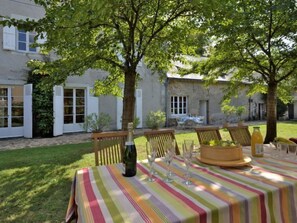 تناول الطعام بالخارج