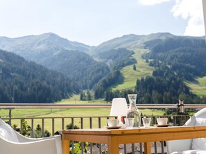 A wooden table with a view of green hills and mountains. - Liebrand by Interhome (Churwalden)