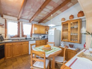 Een koelkast, een microgolfoven, een oven, een vaatwasser