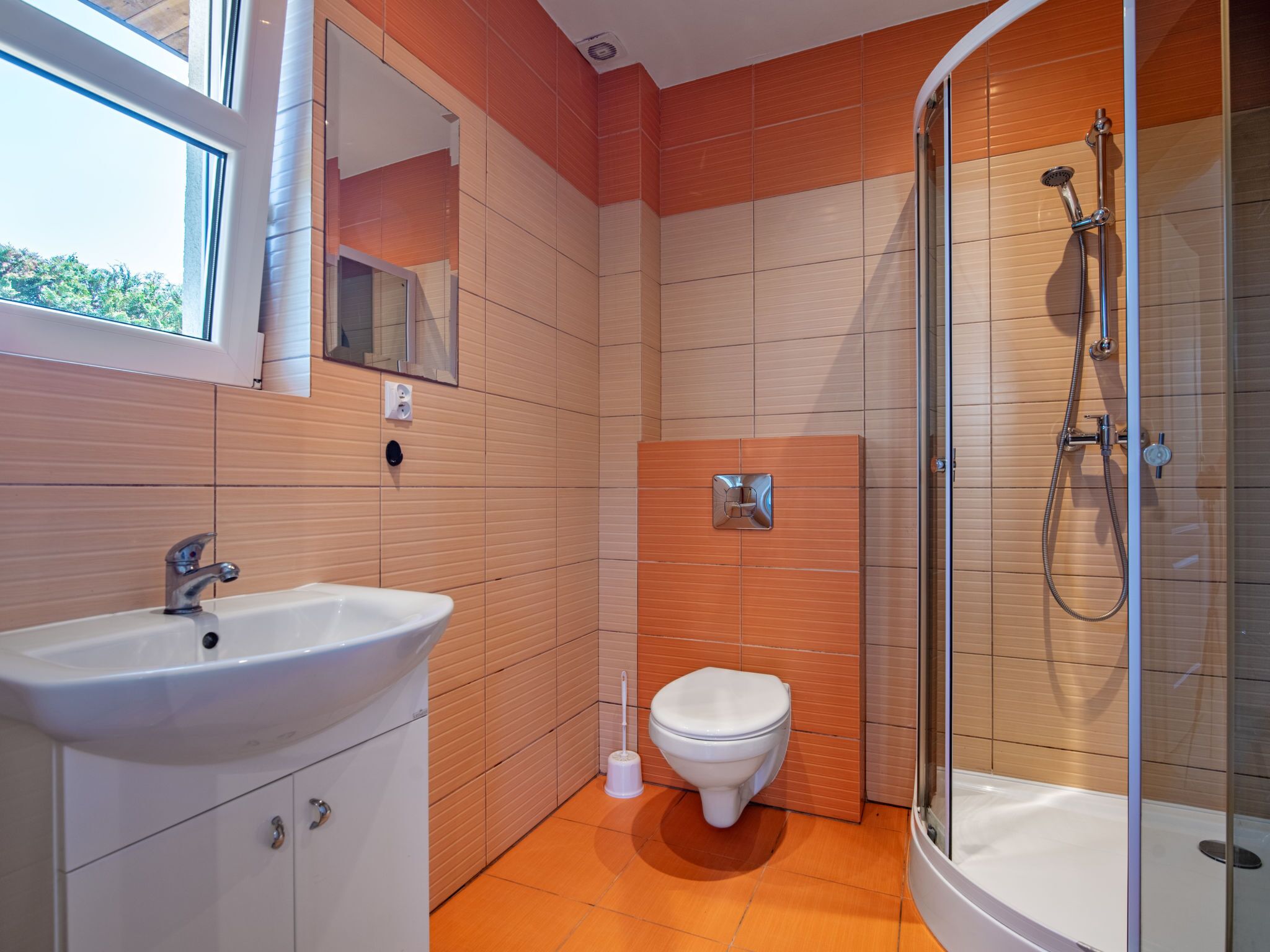 Une salle de bain avec un lavabo, des toilettes et une douche.