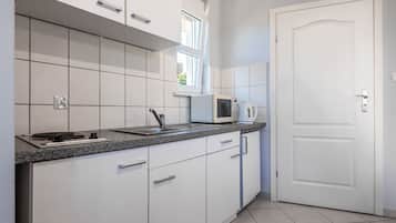 Fridge, cookware/dishes/utensils