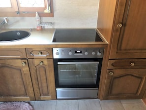Frigorífico, horno, utensilios de cocina y congelador