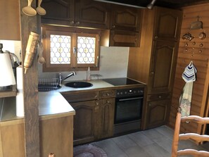 Réfrigérateur, four, batterie de cuisine, vaisselle et ustensiles