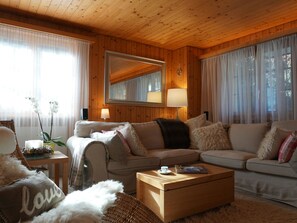 Fernseher, Kamin, Videospielkonsole, DVD-Player