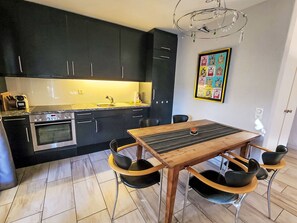 雪櫃、焗爐、高腳椅、廚房用具/餐具/器皿
