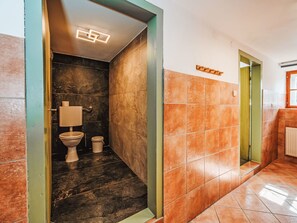 Ein Badezimmer mit Toilette, Waschbecken und Spiegel.