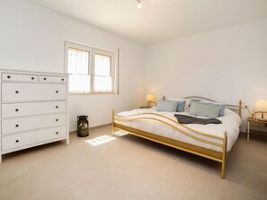 3 bedrooms, iron/ironing board, WiFi