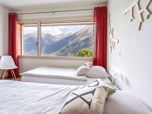 2 quartos, escrivaninha, acesso à internet