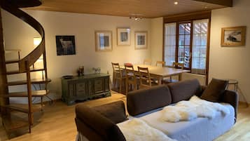 Fernseher, Kamin, DVD-Player