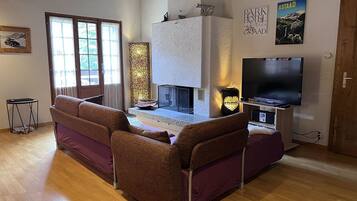 Fernseher, Kamin, DVD-Player