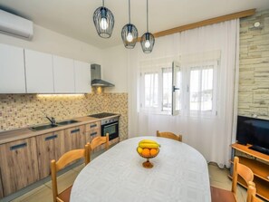 Réfrigérateur, four, batterie de cuisine, vaisselle et ustensiles