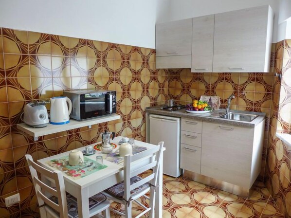 Kühlschrank, Mikrowelle, Kochgeschirr/Geschirr/Besteck