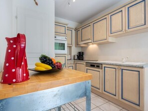 Een koelkast, een oven, een vaatwasser, een broodrooster