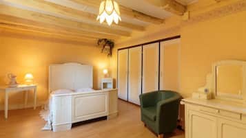 4 bedrooms, iron/ironing board, free Internet