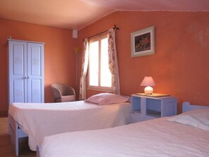 4 bedrooms, iron/ironing board, free Internet