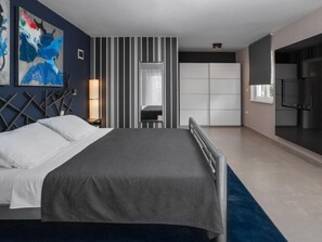 4 bedrooms, iron/ironing board, WiFi