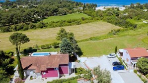 Un quartier résidentiel doté d’un grand espace vert, d’une piscine et offrant une vue sur la mer.