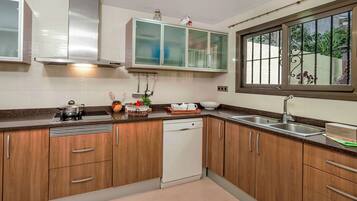 Frigorífico, microondas, horno y lavavajillas